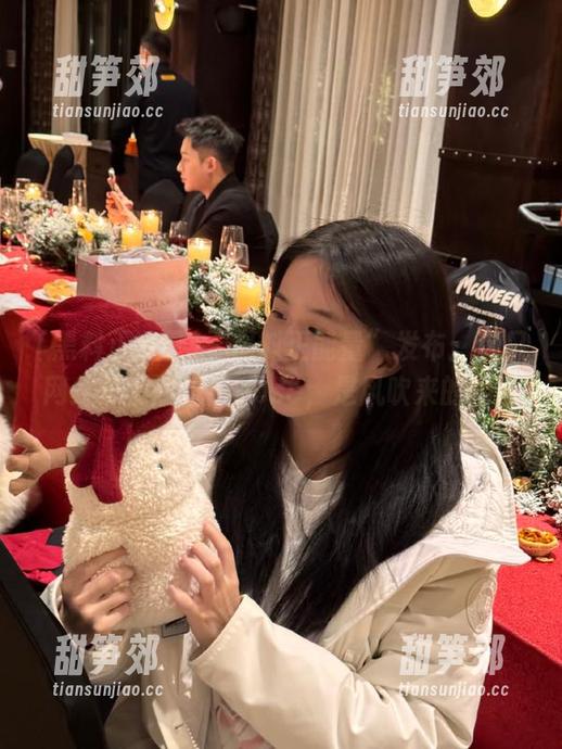 黑料正能量 “黑料正能量”发布:这只网红玩偶的拉风pose,是风吹来的吗?
